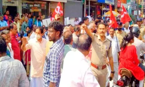 സമരക്കാര​ന്‍റെ കാ​ലി​ൽ കാ​ർ ക​യ​റി: ചാ​ല​ക്കു​ടി എം.​എ​ൽ.​എ ഓ​ഫി​സ് മാ​ർ​ച്ചി​ൽ സം​ഘ​ർ​ഷം