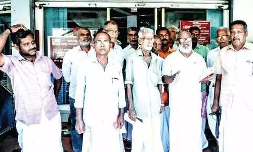 നെ​ല്ലി​ന്റെ പ​ണം വാ​യ്പ​യാ​യി ന​ൽ​കാ​മെ​ന്ന് ബാ​ങ്കു​കാ​ർ;   പ്ര​തി​ഷേ​ധ​വു​മാ​യി ക​ർ​ഷ​ക​ർ