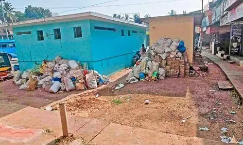 മാലിന്യക്കെട്ടുകൾ ഇവിടെയുമവിടെയും മൂക്കുപൊത്തി പൊതുജനം