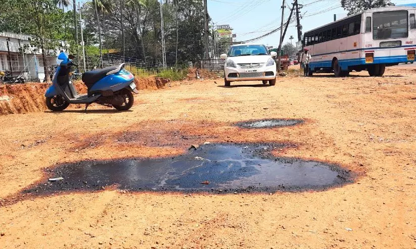 ദേശീയപാതക്കായി നിർമിക്കുന്ന റോഡിൽ കക്കൂസ് മാലിന്യമൊഴുക്കി ദേശീയപാതക്കായി നിർമിക്കുന്ന റോഡിൽ കക്കൂസ് മാലിന്യമൊഴുക്കി