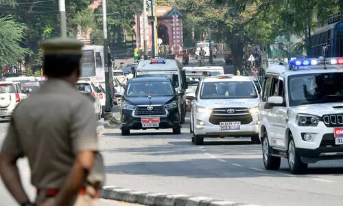 മുഖ്യമന്ത്രിക്ക് കനത്ത സുരക്ഷ; വിമർശനം കടുത്തപ്പോൾ നേരിയ അയവ് മുഖ്യമന്ത്രിക്ക് കനത്ത സുരക്ഷ; വിമർശനം കടുത്തപ്പോൾ നേരിയ അയവ്