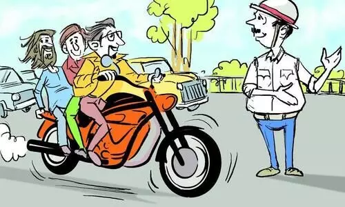 ട്രിപ്പിൾ അടിച്ച് ഇരുചക്ര വാഹനങ്ങൾ കുതിച്ചുപായുന്നത് അപകടഭീഷണി ട്രിപ്പിൾ അടിച്ച് ഇരുചക്ര വാഹനങ്ങൾ കുതിച്ചുപായുന്നത് അപകടഭീഷണി