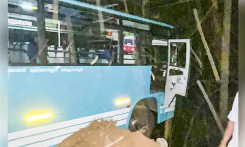 സ്വകാര്യബസ് അപകടത്തിൽപ്പെട്ടു