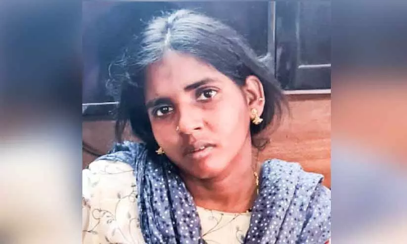 യാത്രക്കാരിയുടെ പഴ്സ് കവർന്ന യുവതി പിടിയിൽ യാത്രക്കാരിയുടെ പഴ്സ് കവർന്ന യുവതി പിടിയിൽ