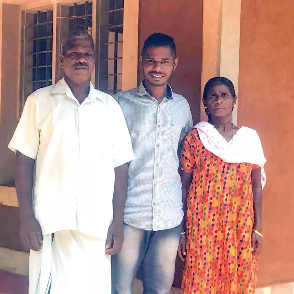 അച്ഛനും അമ്മക്കുമൊപ്പം ബിനേഷ് ബാലൻ അച്ഛനും അമ്മക്കുമൊപ്പം ബിനേഷ് ബാലൻ