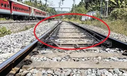 കുറ്റിപ്പുറത്ത് റെയിൽ പാളത്തിൽ കല്ല് വെക്കുന്നത് പതിവാകുന്നു