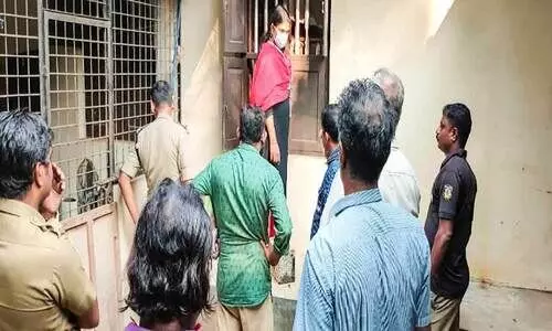 വീട്ടിൽ മോഷണം: 20 പവനും 10,000 രൂപയും കവർന്നു