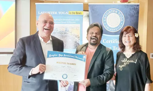 കെ.എം. തോമസിന് ചിരിയോഗ മാസ്റ്റർ ട്രെയ്നർ അംഗീകാരം