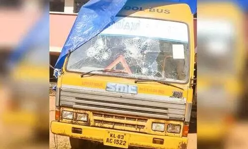 സ്കൂൾ ബസിന്‍റെ ഗ്ലാസ് സാമൂഹികവിരുദ്ധർ തകർത്തു