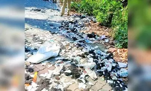 മാലിന്യം തള്ളിയവരെ പിടികൂടി റോഡ് വൃത്തിയാക്കിച്ചു