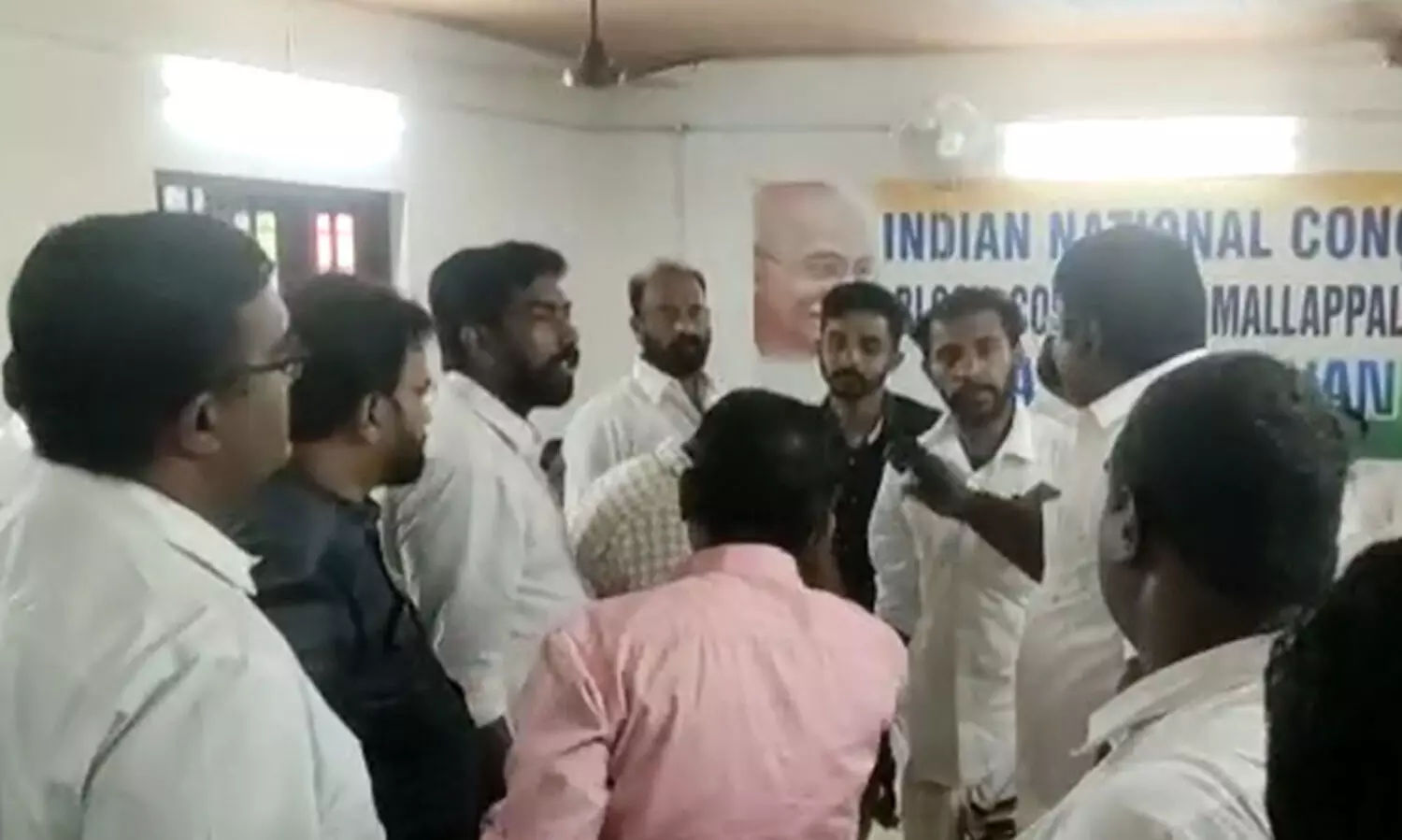 പി.ജെ കുര്യന് നേരെ ഗോ ബാക്ക് വിളി; ബ്ലോക്ക് കോൺഗ്രസ് കമ്മിറ്റി യോഗത്തിൽ പ്രവർത്തകർ തമ്മിലടിച്ചു