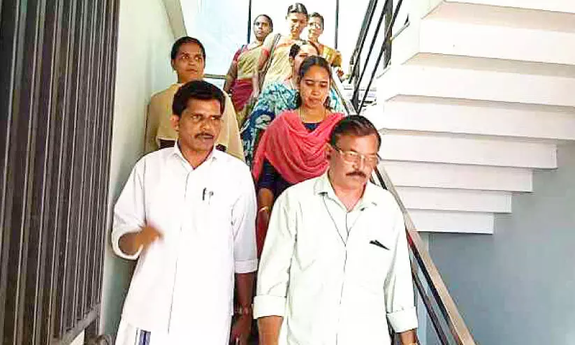 LDF besieged the Panchayat President in Mavoor LDF besieged the Panchayat President in Mavoor