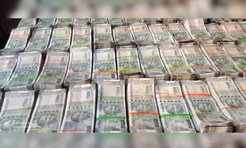 കാറിൽ കടത്തിയ 1.45 കോടിയുമായി മഹാരാഷ്ട്ര സംഘം അറസ്റ്റിൽ കാറിൽ കടത്തിയ 1.45 കോടിയുമായി മഹാരാഷ്ട്ര സംഘം അറസ്റ്റിൽ