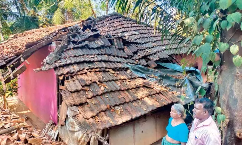 കാറ്റിൽ വീട് തകർന്നു; കുടുംബം ദുരിതത്തിൽ കാറ്റിൽ വീട് തകർന്നു; കുടുംബം ദുരിതത്തിൽ