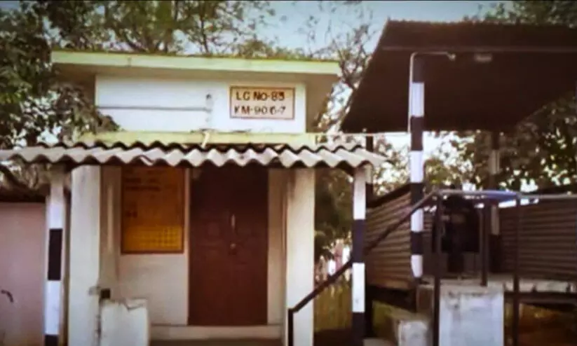 malayalee railway gate employee malayalee railway gate employee