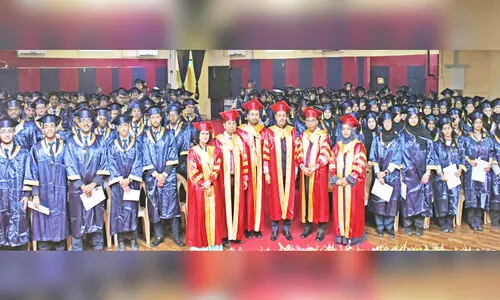 ഐ​ഡി​യ​ൽ ഇ​ന്ത്യ​ൻ സ്‌​കൂ​ൾ ബി​രു​ദ​ദാ​നം