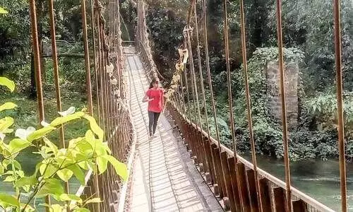 തൂക്കുപാലം നിർമാണം വൈകുന്നു; പ്രതിഷേധവുമായി നാട്ടുകാർ