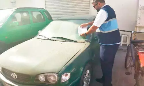 അ​റാ​ദി​ൽ ഉ​പേ​ക്ഷി​ക്ക​പ്പെ​ട്ട നി​ല​യി​ൽ ക​ണ്ടെ​ത്തി​യ കാ​റു​ക​ളി​ൽ നോ​ട്ടീ​സ് പ​തി​ക്കു​ന്നു