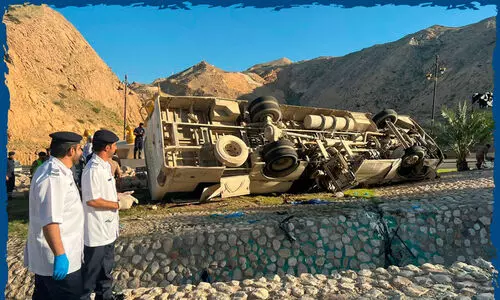 മസ്കത്തിൽ ബസ് അപകടം: നാലുപേർ മരിച്ചു മസ്കത്തിൽ ബസ് അപകടം: നാലുപേർ മരിച്ചു