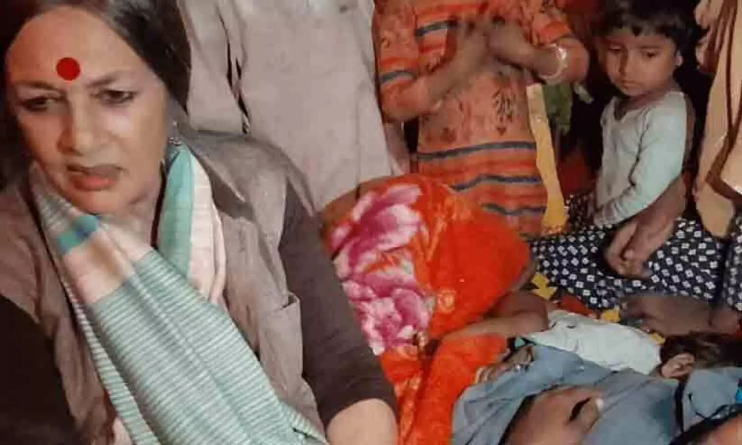 പശുഗുണ്ടകൾ കത്തിച്ചുകൊന്ന മുസ്‍ലിം യുവാക്കളുടെ വീട് ബൃന്ദ കാരാട്ട് സന്ദർശിച്ചു