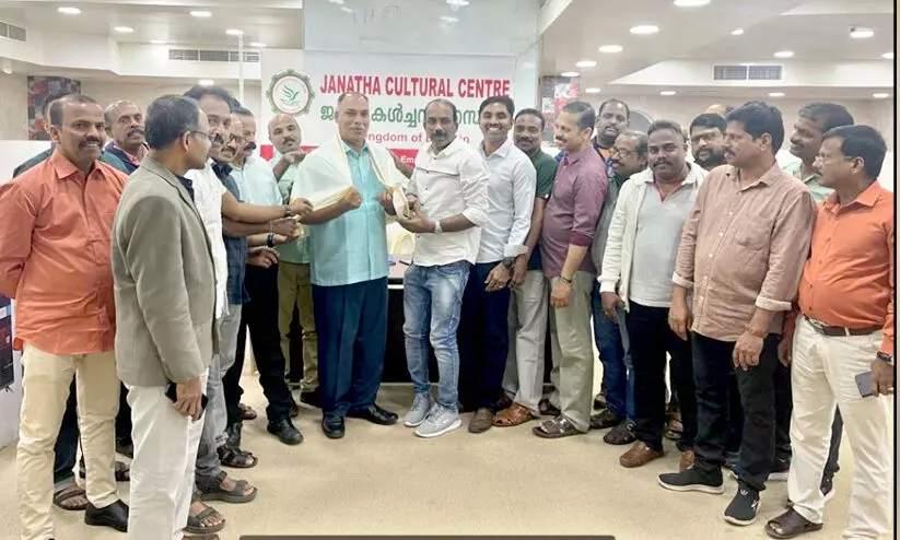 മ​നോ​ജ് വ​ട​ക​ര​യെ ജെ.​സി.​സി ആ​ദ​രി​ച്ചു