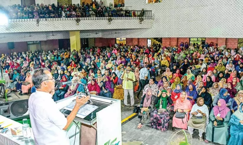 ശക്തി വിളിച്ചോതി വ​നി​ത സ​മ്മേ​ള​നം