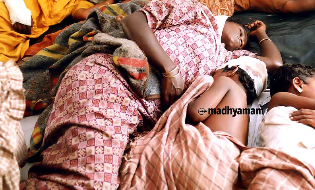 പൊലീസ് മർദനത്തിൽ തലക്ക് പരിക്കേറ്റ് ആശുപത്രിയിൽ കഴിയുന്ന വിഷ്ണു പൊലീസ് മർദനത്തിൽ തലക്ക് പരിക്കേറ്റ് ആശുപത്രിയിൽ കഴിയുന്ന വിഷ്ണു