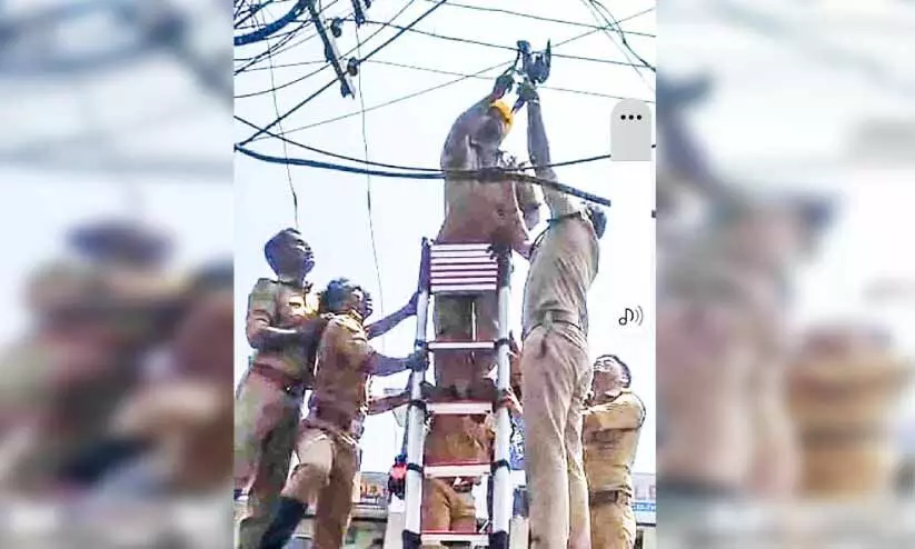 വൈദ്യുതി ലൈനിൽ കുടുങ്ങിയ പ്രാവിനെ രക്ഷിച്ച് അഗ്നിരക്ഷാസേനയും കെ.എസ്.ഇ.ബി ജീവനക്കാരും വൈദ്യുതി ലൈനിൽ കുടുങ്ങിയ പ്രാവിനെ രക്ഷിച്ച് അഗ്നിരക്ഷാസേനയും കെ.എസ്.ഇ.ബി ജീവനക്കാരും