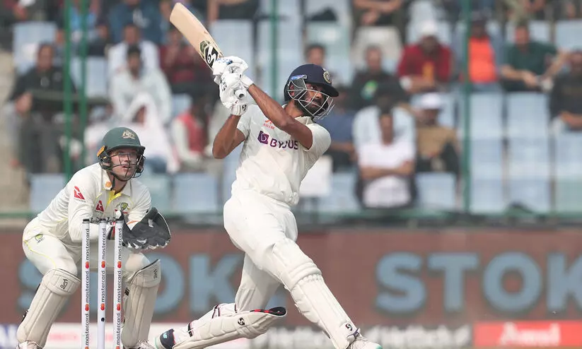 സെഞ്ച്വറി കൂട്ടുകെട്ടുമായി അക്സർ പട്ടേലും അശ്വിനും; ഇന്ത്യ 262 റൺസിനു പുറത്ത്; ഓസീസിന് ഒരു റൺ ലീഡ്