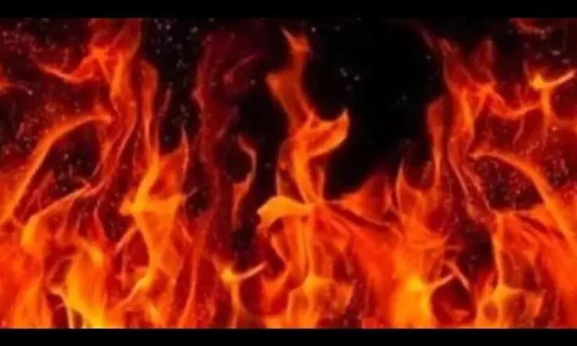 കോഴിക്കോട് പയ്യോളിയിൽ ഓടിക്കൊണ്ടിരുന്ന കാറിന് തീപിടിച്ചു; യാത്രക്കാർ രക്ഷപെട്ടു കോഴിക്കോട് പയ്യോളിയിൽ ഓടിക്കൊണ്ടിരുന്ന കാറിന് തീപിടിച്ചു; യാത്രക്കാർ രക്ഷപെട്ടു