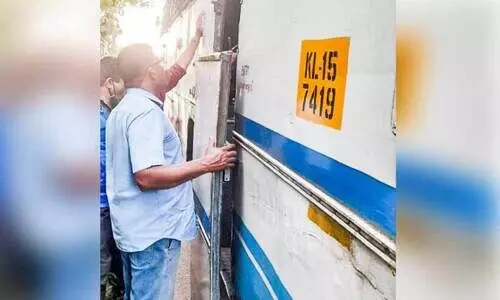 ഓട്ടത്തിനിടെ കെ.എസ്.ആർ.ടി.സി ബസിന്റെ വാതിൽ റോഡിൽ വീണു