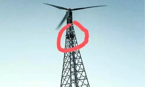 കാറ്റാടി യന്ത്രത്തിന്‍റെ പ്രവർത്തനം നിർത്താൻ മക്കളുമായി പിതാവ് രണ്ട്​ മണിക്കൂർ ടവറിന്​ മുകളിൽ