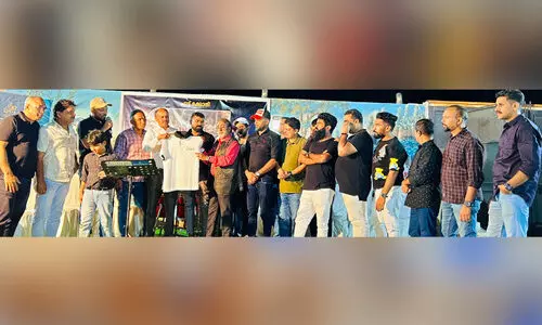 ‘പാ​ട്ട് മ​ക്കാ​നി’