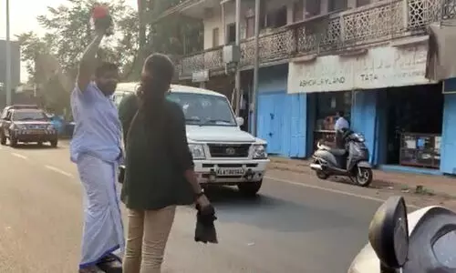 തലശ്ശേരിയിൽ മുഖ്യമന്ത്രിക്കുനേരെ യൂത്ത് കോൺഗ്രസ്‌ കരിങ്കൊടി പ്രതിഷേധം