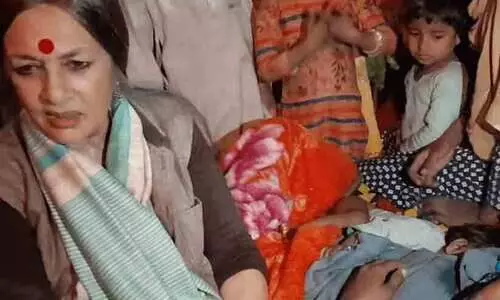 പശുഗുണ്ടകൾ കത്തിച്ചുകൊന്ന മുസ്‍ലിം യുവാക്കളുടെ വീട് ബൃന്ദ കാരാട്ട് സന്ദർശിച്ചു