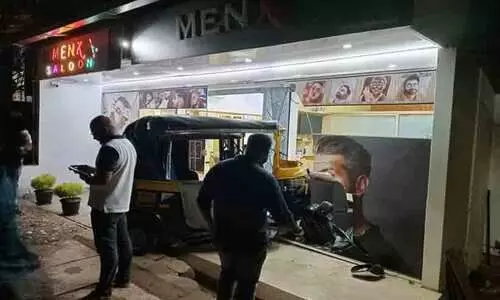 നിയന്ത്രണം വിട്ട ഓട്ടോ സലൂണിലേക്ക് ഇടിച്ചുകയറി