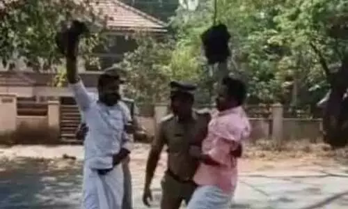 ഹെലികോപ്ടറിൽ പറന്നെത്തിയിട്ടും മുഖ്യന് കരിങ്കൊടി