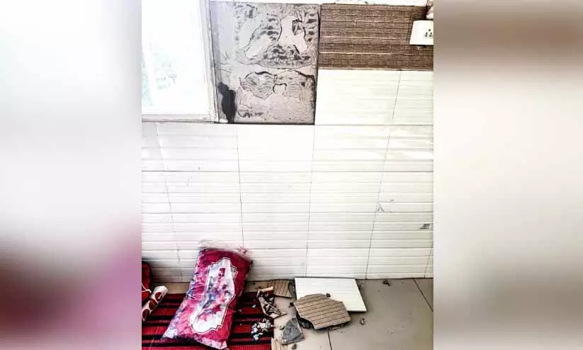 കോ​ട്ട​യം മെ​ഡി.കോ​ള​ജ് ആശുപത്രി ഭിത്തിയിലെ ടൈൽ അടർന്നുവീണ് കൂട്ടിരിപ്പുകാരന് പരിക്ക്