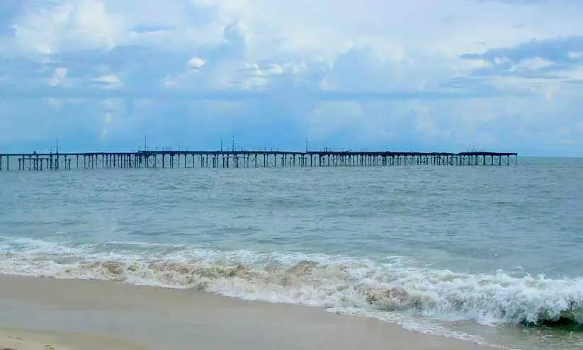 ബീച്ചില്‍ ഫോട്ടോയെടുക്കുന്നതിനിടെ അമ്മയും കുഞ്ഞും തിരമാലയില്‍പെട്ടു; ലൈഫ് ഗാര്‍ഡ് രക്ഷപ്പെടുത്തി