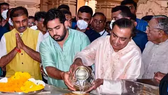 സോമനാഥ് ക്ഷേത്രം സന്ദർശിച്ച് മുകേഷ് അംബാനിയും ആകാശ് അംബാനിയും; സംഭാവന നൽകിയത് 1.51 കോടി രൂപ സോമനാഥ് ക്ഷേത്രം സന്ദർശിച്ച് മുകേഷ് അംബാനിയും ആകാശ് അംബാനിയും; സംഭാവന നൽകിയത് 1.51 കോടി രൂപ