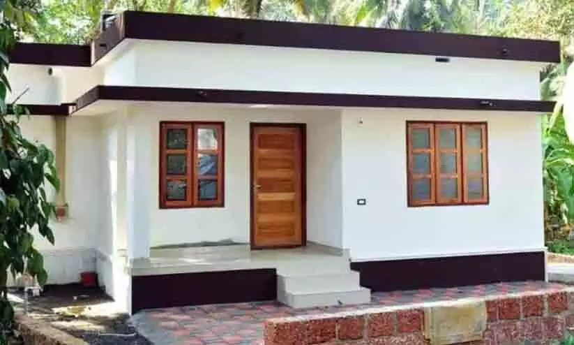 അപകടം ജീവനെടുത്ത യുവാവിന്റെ കുടുംബത്തിന് വീടൊരുക്കി വിദ്യാലയവും പ്രദേശവാസികളും അപകടം ജീവനെടുത്ത യുവാവിന്റെ കുടുംബത്തിന് വീടൊരുക്കി വിദ്യാലയവും പ്രദേശവാസികളും