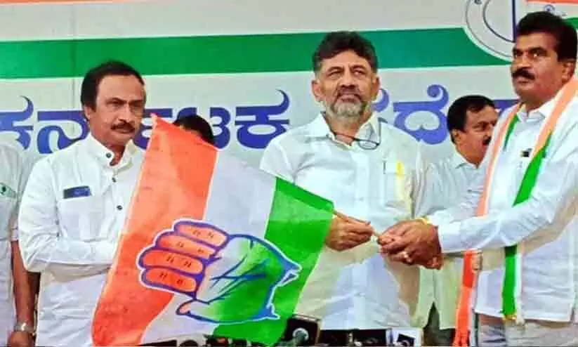 രണ്ട് ബി.ജെ.പി നേതാക്കളും 100ലേറെ അനുയായികളും കോൺഗ്രസിൽ ചേർന്നു; ‘ഓപറേഷൻ ഡി.കെ’യിൽ പകച്ച് ബി.ജെ.പി രണ്ട് ബി.ജെ.പി നേതാക്കളും 100ലേറെ അനുയായികളും കോൺഗ്രസിൽ ചേർന്നു; ‘ഓപറേഷൻ ഡി.കെ’യിൽ പകച്ച് ബി.ജെ.പി