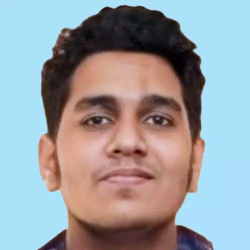 ബൈ​ക്കും കാ​റും കൂ​ട്ടി​യി​ടി​ച്ച് യു​വാ​വ് മ​രി​ച്ചു