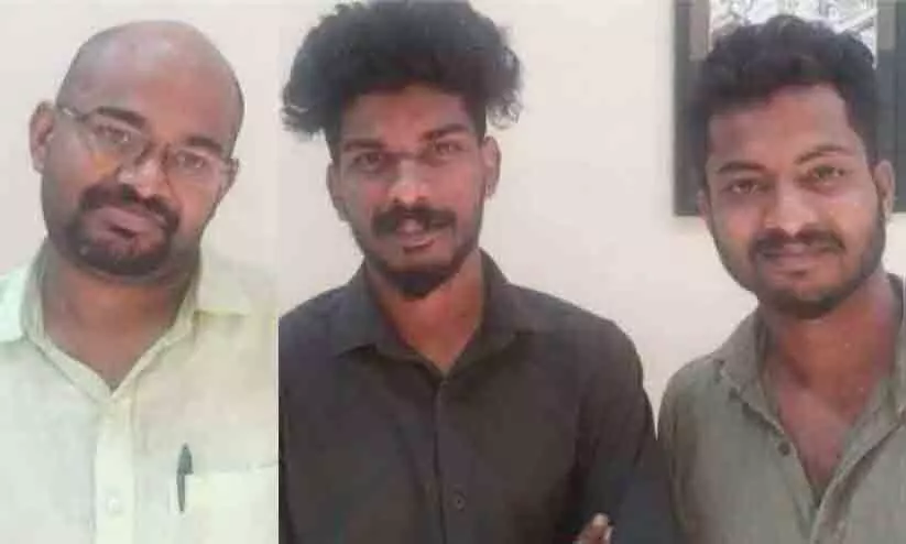 സ്വിഗ്ഗി ജീവനക്കാരനെ മർദിച്ച് ബൈക്കുമായി കടന്ന മൂന്നുപേർ പിടിയിൽ സ്വിഗ്ഗി ജീവനക്കാരനെ മർദിച്ച് ബൈക്കുമായി കടന്ന മൂന്നുപേർ പിടിയിൽ