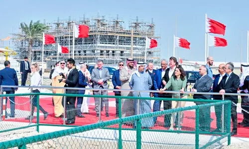 ഹം​ഗ​റി പ്ര​സി​ഡ​ന്റ് ആ​ദ്യ​ത്തെ എ​ണ്ണ​ക്കി​ണ​ർ സ​ന്ദ​ർ​ശി​ച്ചു