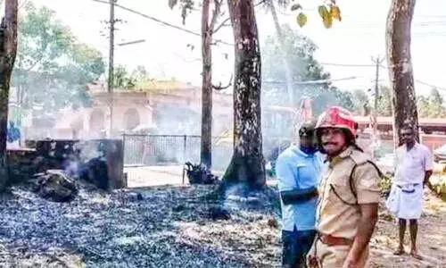 സ്കൂൾ കോമ്പൗണ്ടിൽ തീപിടിത്തം