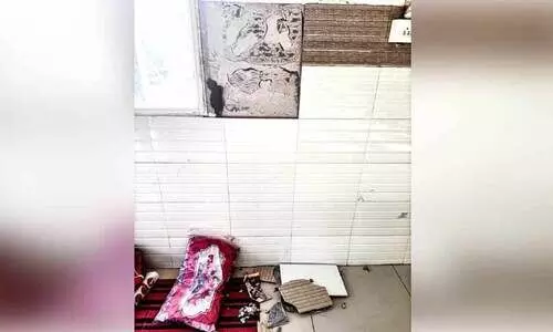 കോട്ടയം മെഡി.കോളജ് ആശുപത്രി ഭിത്തിയിലെ ടൈൽ അടർന്നുവീണ് കൂട്ടിരിപ്പുകാരന് പരിക്ക് കോട്ടയം മെഡി.കോളജ് ആശുപത്രി ഭിത്തിയിലെ ടൈൽ അടർന്നുവീണ് കൂട്ടിരിപ്പുകാരന് പരിക്ക്