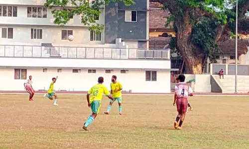 സീ​നി​യ​ർ സൂ​പ്പ​ർ ഡി​വി​ഷ​ൻ ഫു​ട്ബാ​ൾ ലീ​ഗ്; വ​ല നി​റ​ച്ച് സ​മ​നി​ല​യി​ൽ പി​രി​ഞ്ഞു