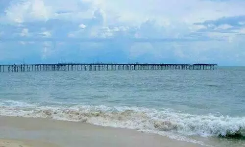 ബീച്ചില്‍ ഫോട്ടോയെടുക്കുന്നതിനിടെ അമ്മയും കുഞ്ഞും തിരമാലയില്‍പെട്ടു; ലൈഫ് ഗാര്‍ഡ് രക്ഷപ്പെടുത്തി