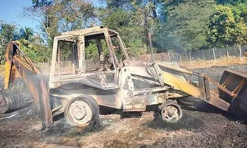 മ​ണ്ണു​മാ​ന്തി​യ​ന്ത്രം ക​ത്തി​ന​ശി​ച്ചു